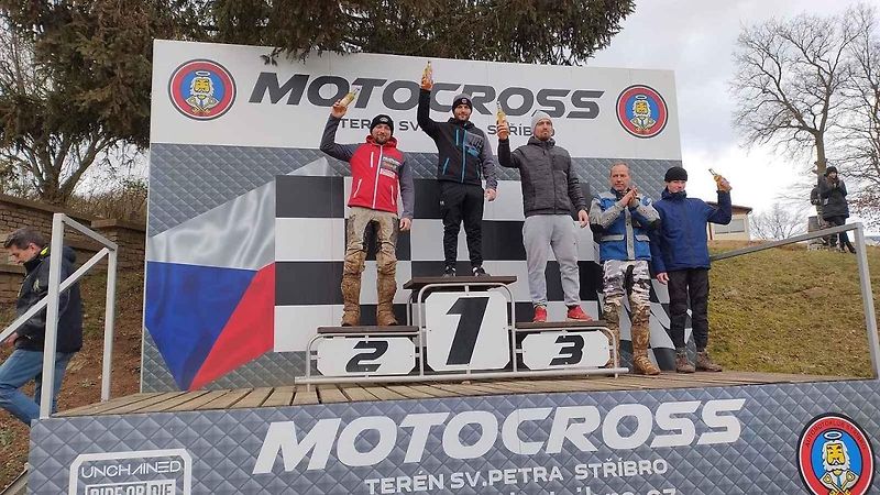 Obrovská motokrosová rodina ze Stříbrska se sešla hned na Nový rok na Terénu sv. Petra. A bylo z toho parádní odpoledne.