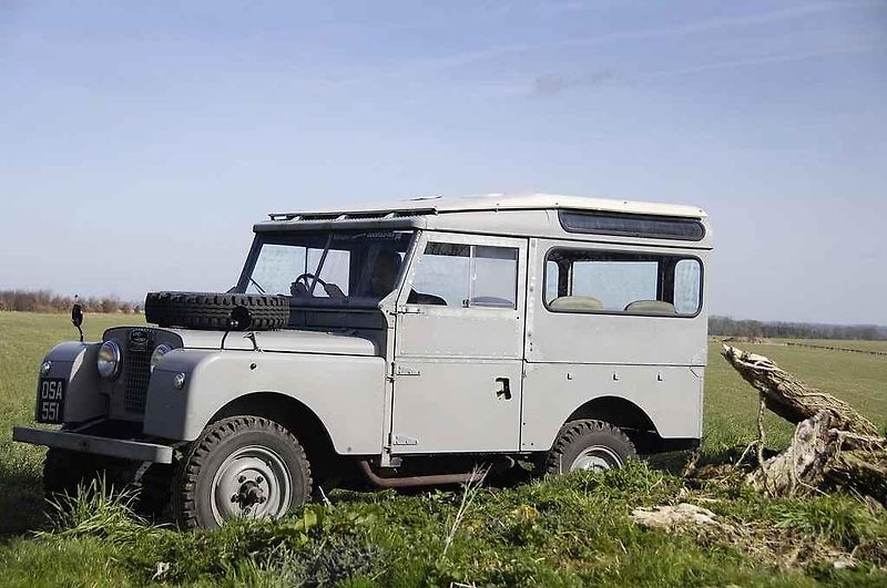 Land Rover Series 1 byl poprvé představen na autosalonu v Amsterdamu 30. dubna roku 1948.