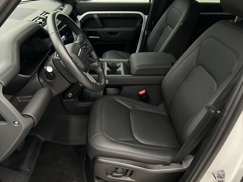 Land Rover Defender 110 D250 X-DYNAMIC SE 1. maj.  - fotka 3 z 47