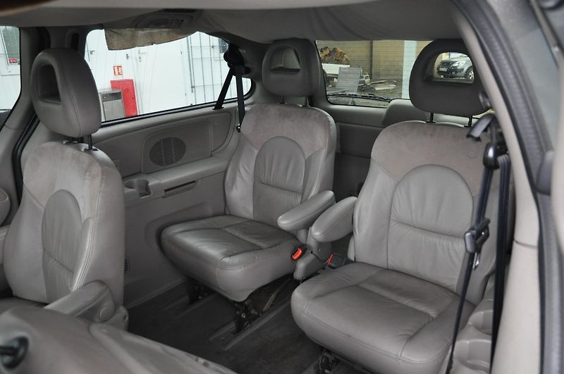 Chrysler Grand Voyager 3.3i 128kW Automat LIMITED - fotka 9 z 18