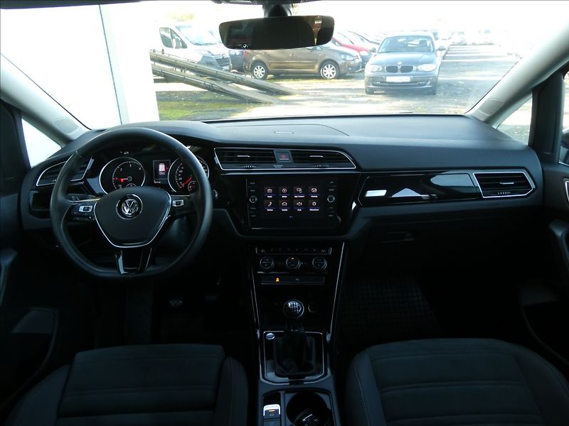 Volkswagen Touran 2,0 TDi 110kW HIGHLINE, 7.míst - fotka 31 z 44