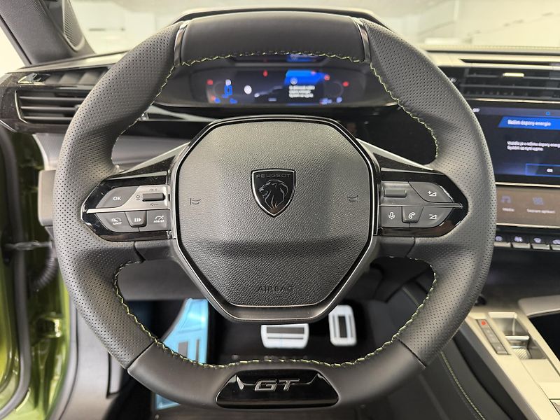Peugeot 408 (2026) GT Plug-in HYBRID 240 e-DCS7 - fotka 19 z 33