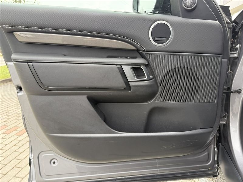 Land Rover Discovery 3,0 R-DYNAMIC SE D300 - fotka 13 z 26
