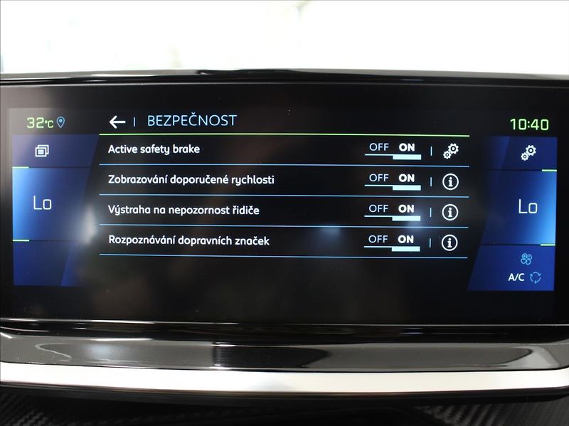 Peugeot 2008 0,1 100kW e-Allure 1.maj.ČR - fotka 11 z 22