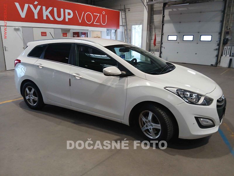 Hyundai i30 (2014) 1.6 GDi, ČR, temp, park.asist - fotka 2 z 3