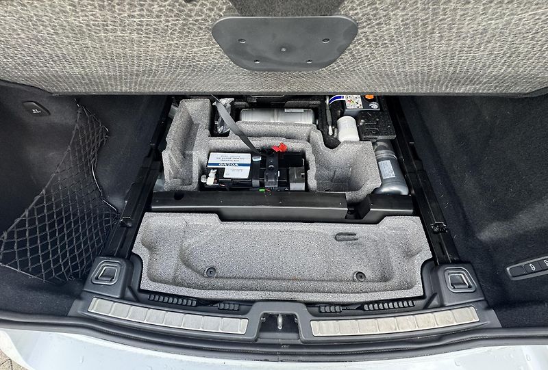 Volvo XC60 T8 AWD ULTIMATE // REZERVACE - fotka 32 z 45