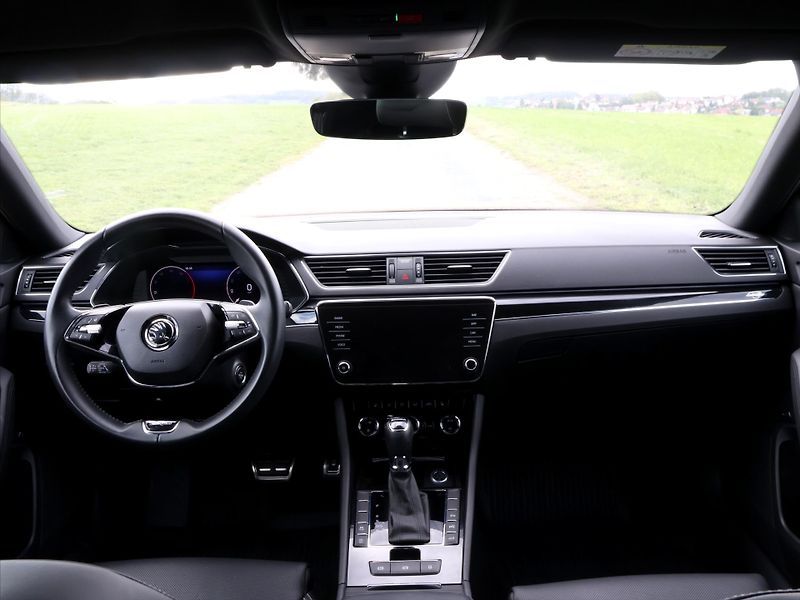 Škoda Superb 2,0 TDI DSG L&K DPH CZ - fotka 15 z 34