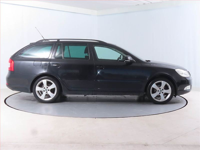 Škoda Octavia (2010) Ambiente 1.4 TSI, Serv.kniha - fotka 6 z 16
