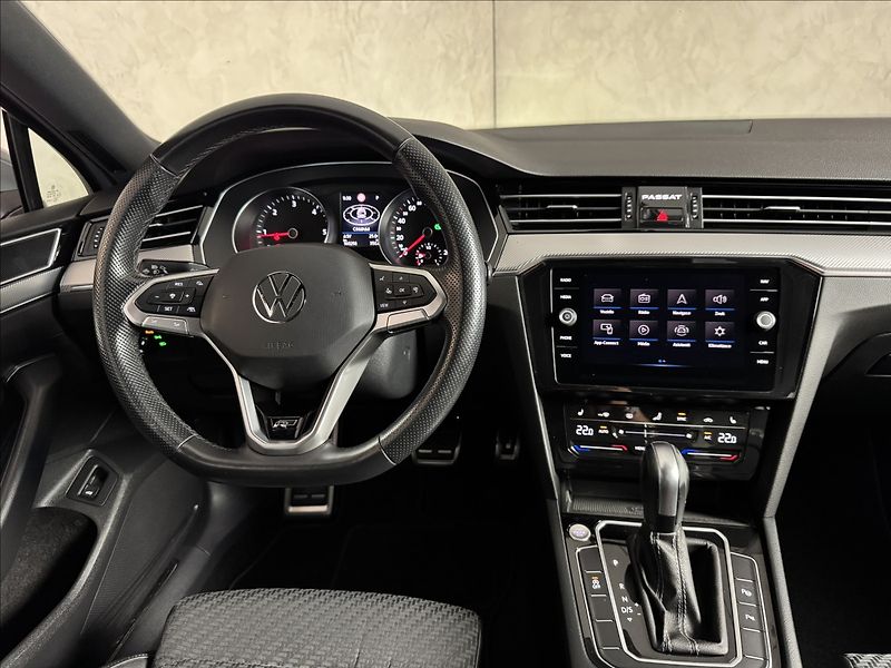 Volkswagen Passat 2,0 TDi  DSG R-Line LED Assist - fotka 19 z 44