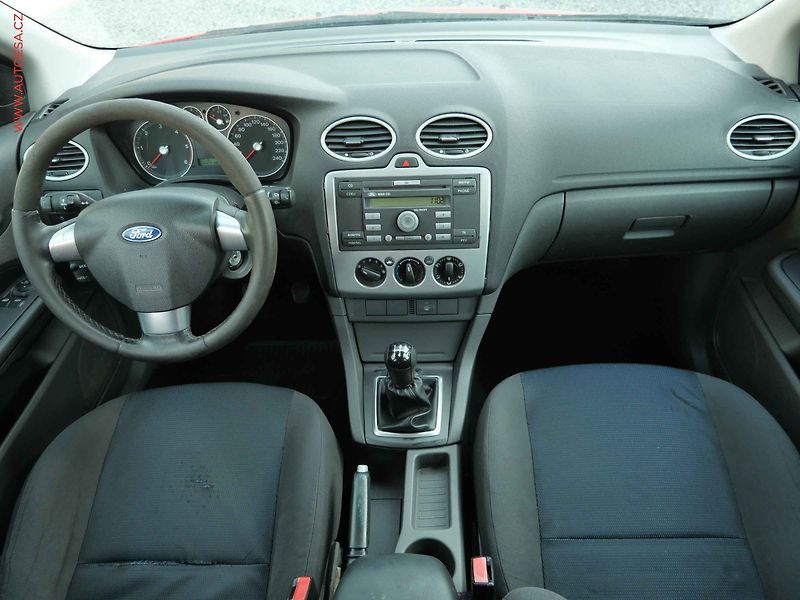 Ford Focus (2005) 1.6 TDCi, AC - fotka 8 z 17