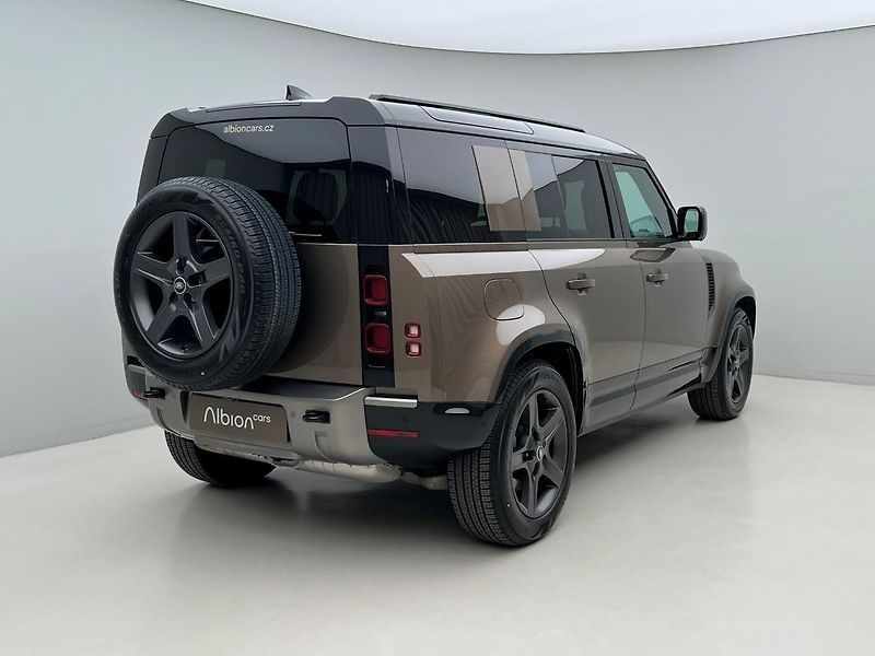 Land Rover Defender 110 D300 X-DYNAMIC SE 1. maj. - fotka 12 z 45