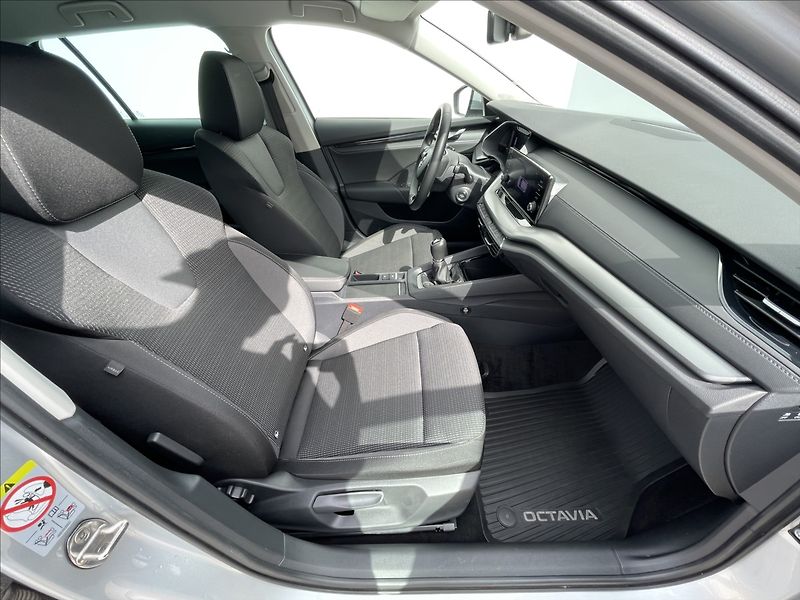 Škoda Octavia 2,0 TDI Combi Ambition Plus KE - fotka 18 z 23