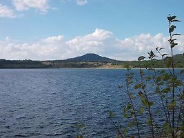 Jezero Berzdorf a kopec Landeskrone z Deutsch Ossig.