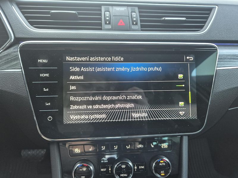 Škoda Superb Combi 2,0TDi 110kw DSG 17ALU - fotka 9 z 20