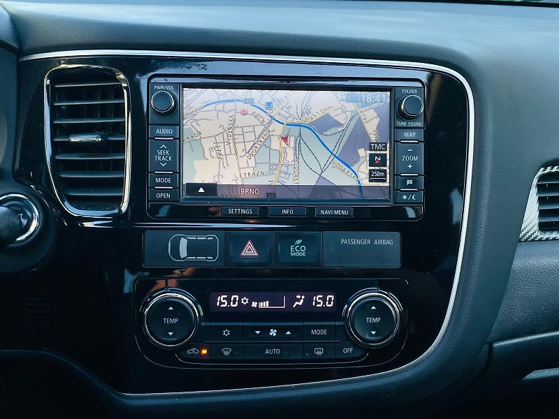 Mitsubishi Outlander 2.2D 4x4 7MÍST KAMERA SERVISKA - fotka 35 z 50