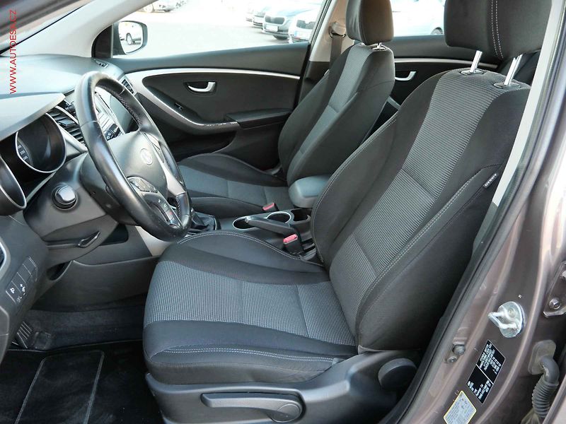 Hyundai i30 (2015) 1.6 MPi, 2.maj,ČR, AC, tempo - fotka 9 z 18