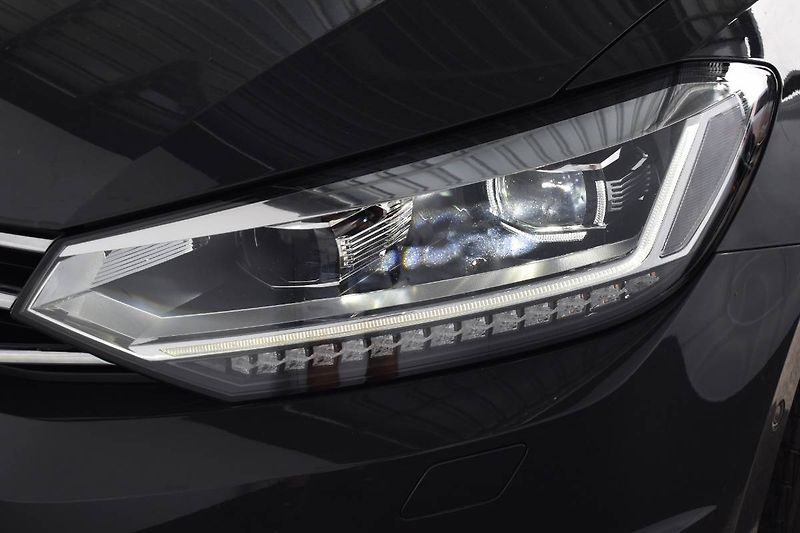 Volkswagen Touran (2023) 1.5TSI 110kW 7 míst, LED - fotka 21 z 25