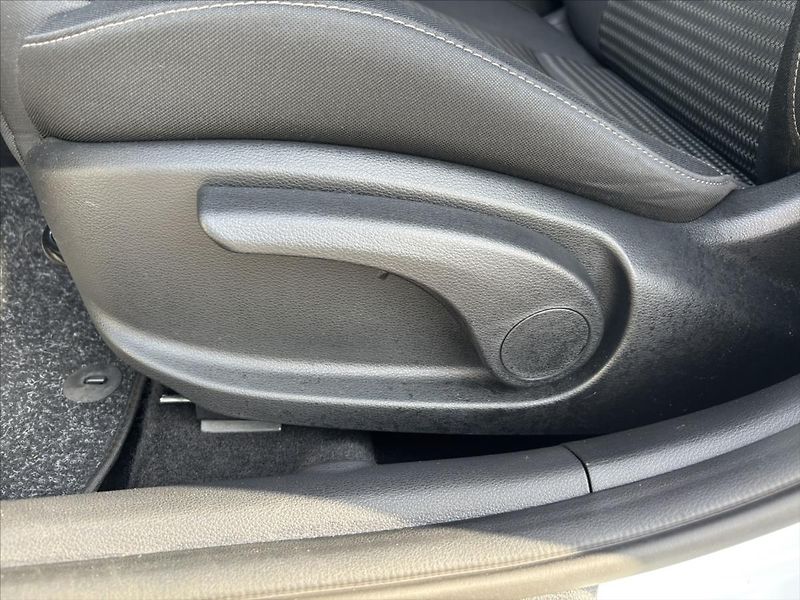 Kia Ceed 1,5 TGDi TOP ZÁRUKA CARPLAY - fotka 11 z 39