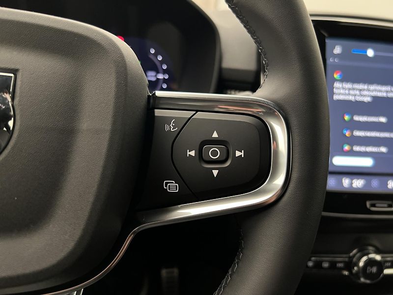 Volvo XC40 RECHARGE PLUS TWIN ENGINE AUT - fotka 22 z 43
