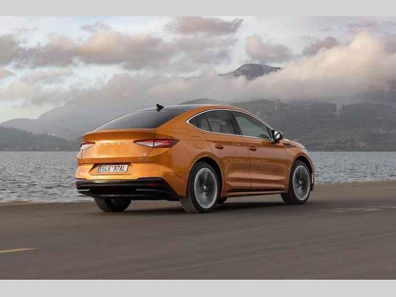 Plně elektrické SUV Škoda Enyaq Coupé iV (na snímku) se představilo v roce 2022 a vzbudilo u zákazníků velký zájem. Automobilka zrychluje svoji elektrickou ofenzivu: do roku 2026 představí tři zcela nové elektrické modely a další budou následovat.