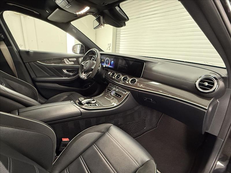 Mercedes-Benz Třídy E 4,0 Mercedes-AMG E 63S 4MATIC+ - fotka 17 z 35