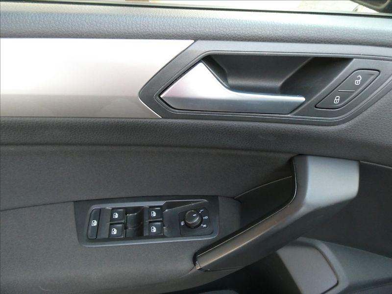 Volkswagen Touran 1,2 TSi 81kW 7.míst, NAVI - fotka 34 z 39