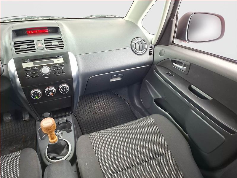 Suzuki SX4 (2009) 1.6 VVT, Vyhř. sedaček - fotka 8 z 14
