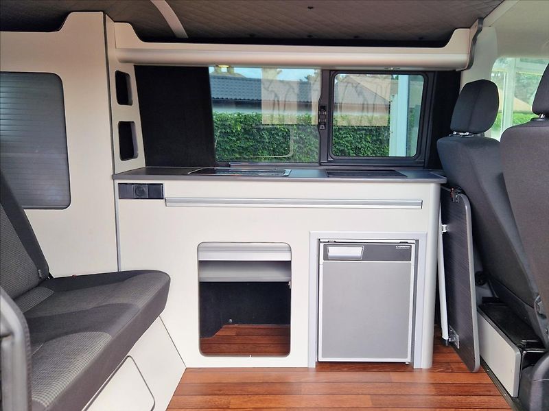 Volkswagen T6.1 2,0 TDI CAMPING VESTAVBA 4MÍST - fotka 16 z 41