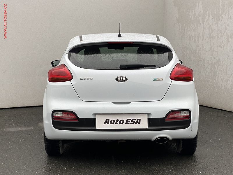 Kia Ceed (2015) 1.4 i, Style, TZ,  výhřev sed - fotka 5 z 14
