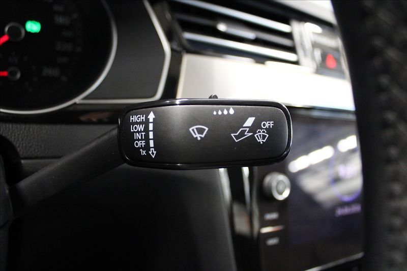 Volkswagen Passat 2,0 TDI DSG ELEGANCE 1.MAJ. CZ - fotka 16 z 37