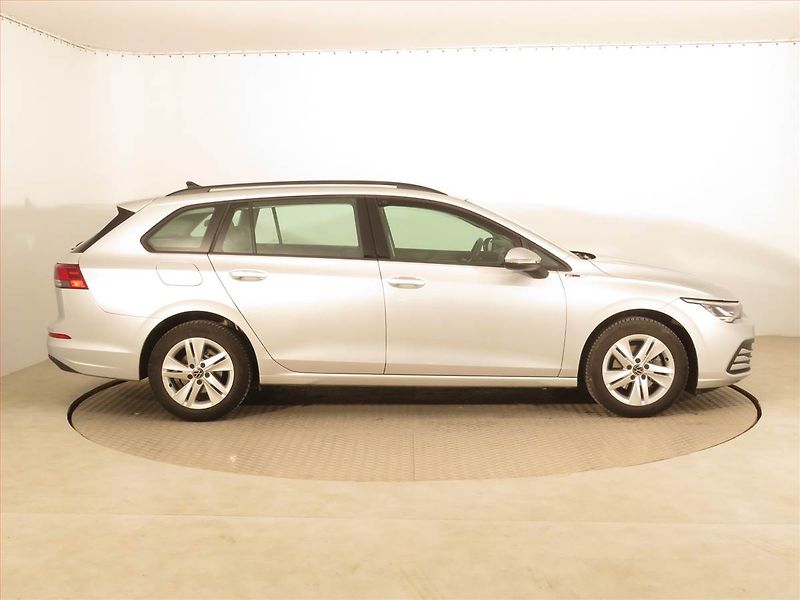 Volkswagen Golf (2021) Life 1.5 eTSI - fotka 6 z 17