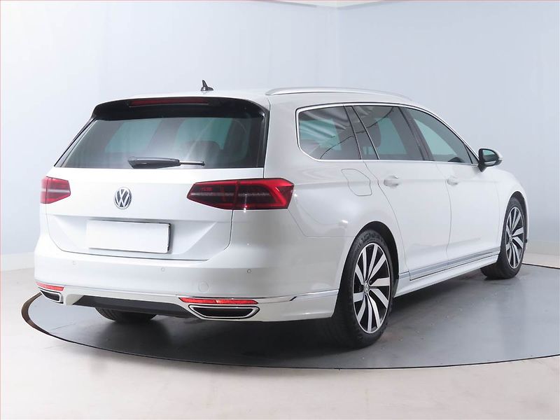 Volkswagen Passat (2016) R-Line 2.0 TDI, Serv.kniha - fotka 5 z 14