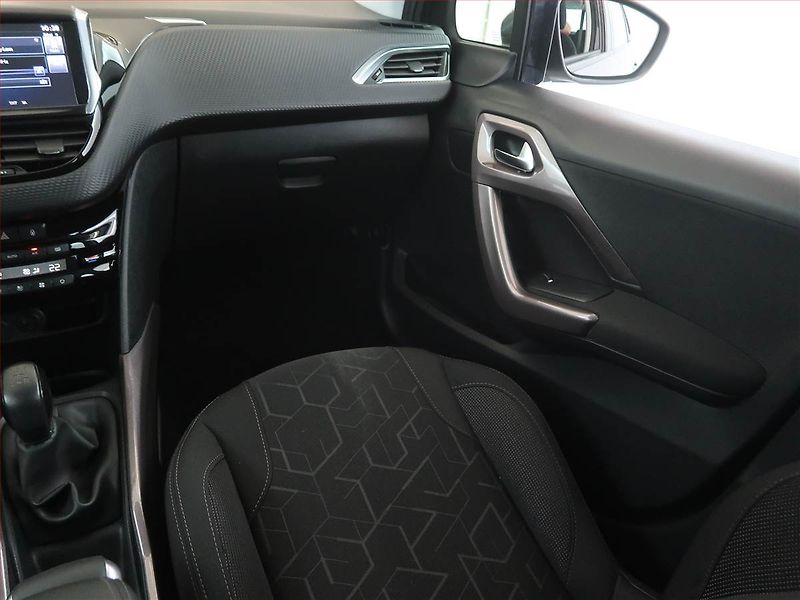Peugeot 2008 (2016) 1.2 PureTech, Tempomat - fotka 8 z 12