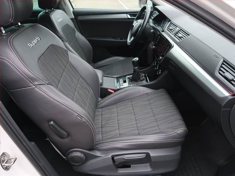 Škoda Superb (2018) 2.0 TDI, Navi, Bi-Xenony - fotka 9 z 17
