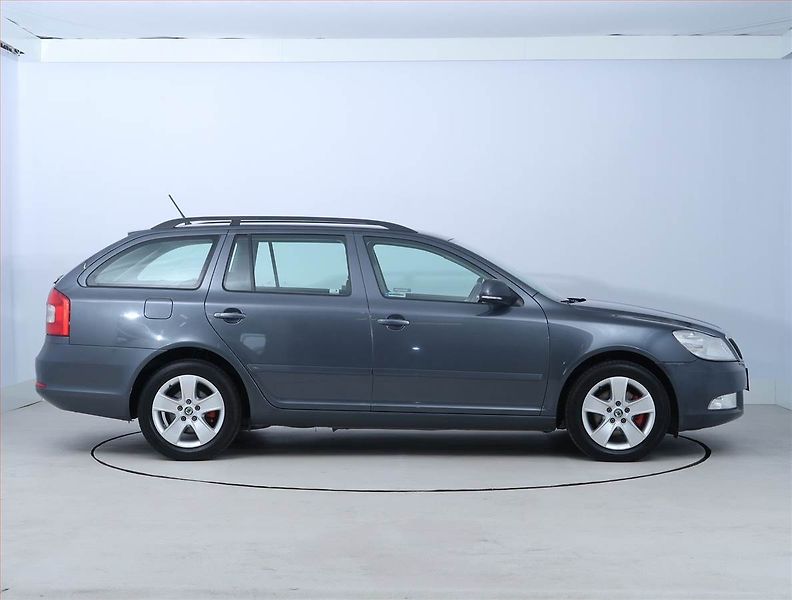 Škoda Octavia (2010) 2.0 TDI, Serv.kniha, Tempomat - fotka 6 z 17