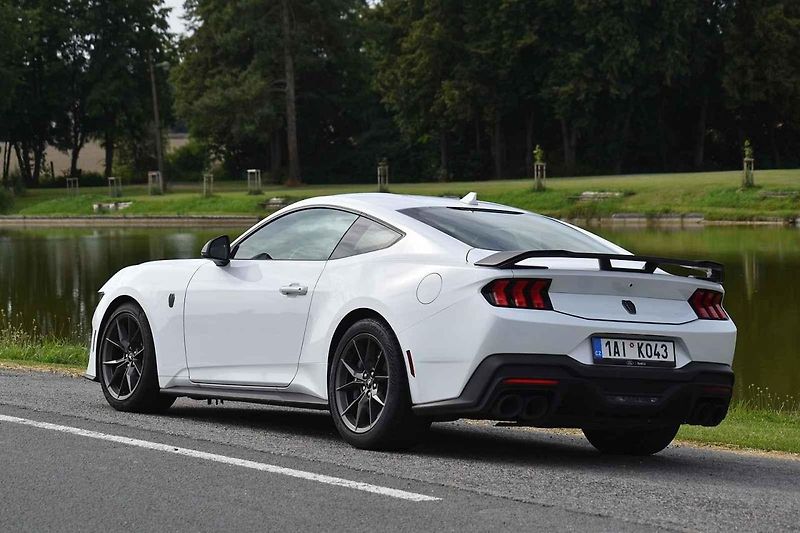 Tento Ford Mustang byl ve výkonnější verzi Dark Horse.