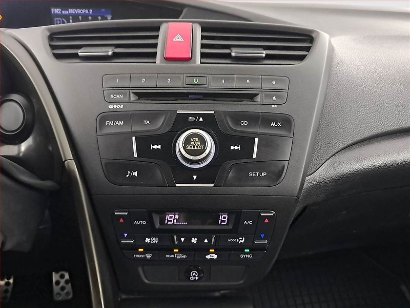 Honda Civic (2013) 1.8 i-VTEC, Tempomat - fotka 12 z 17
