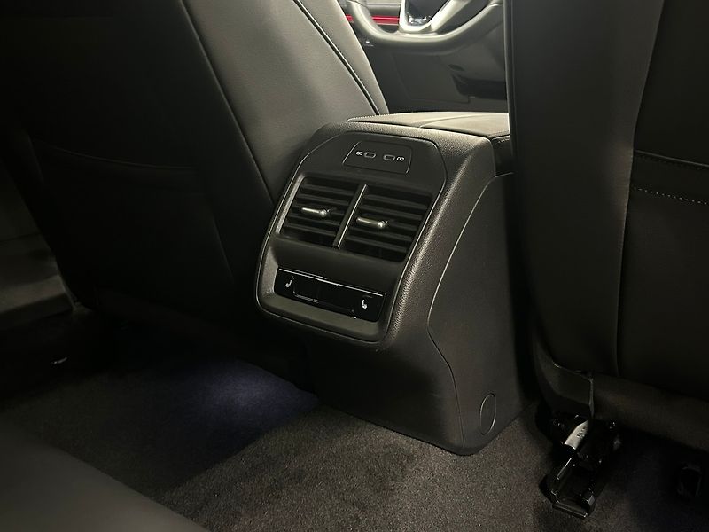 Volkswagen Passat (2025) R-Line Black 142kW DSG 4WD | Z - fotka 32 z 65