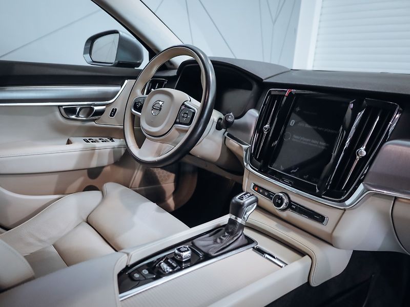Volvo V90 D5 Momentum 173 kW AWD - fotka 21 z 30