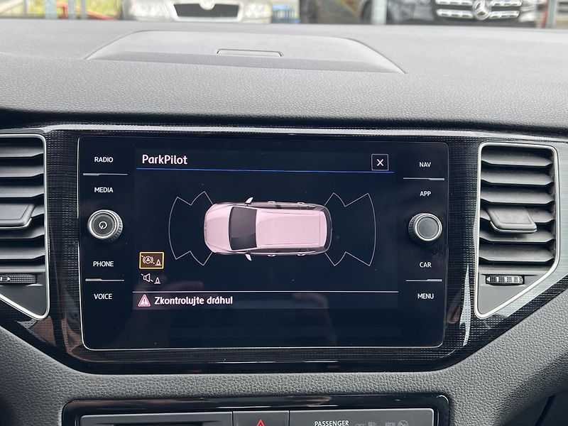 Volkswagen Golf Sportsvan (2018) 1,6TDi 85kW HIGHLINE - tažné - fotka 15 z 39