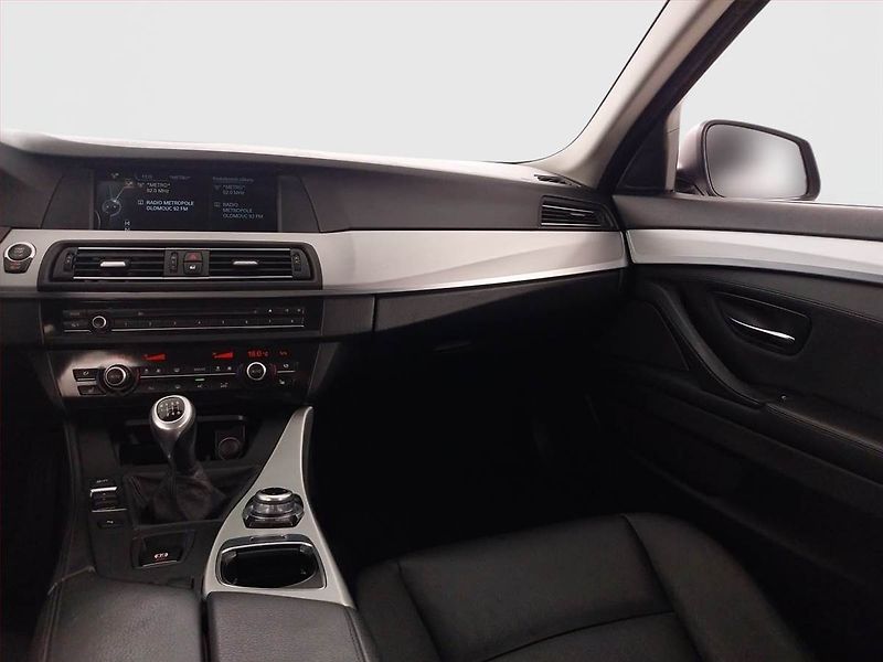 BMW Řada 5 (2013) 520d, Navi, Xenony, Tempomat - fotka 8 z 21