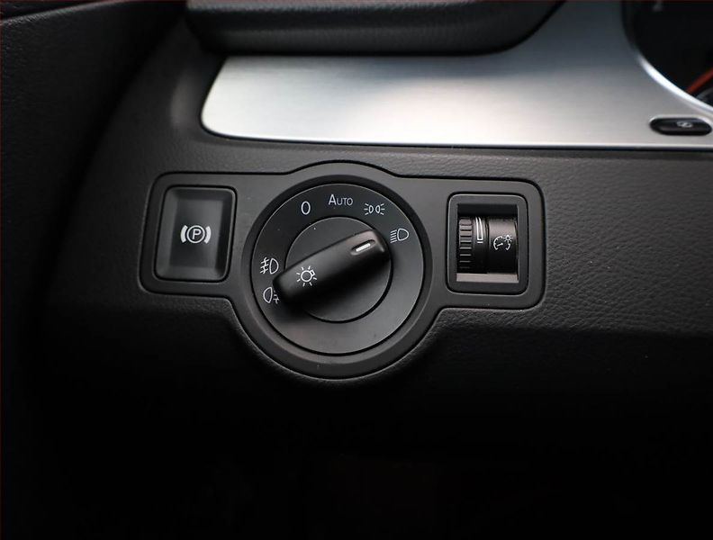 Volkswagen Passat (2010) 2.0 TDI, Automat, po STK - fotka 13 z 17