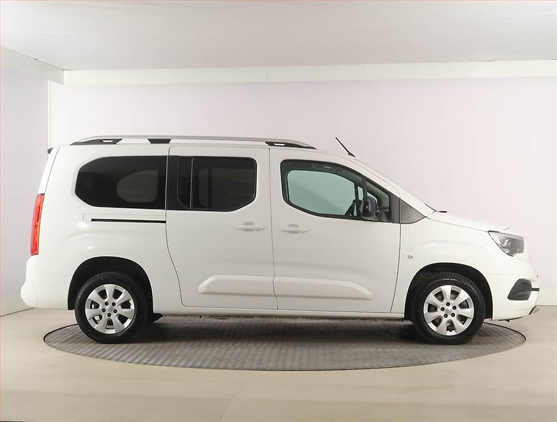 Opel Combo (2022) Maxi Elegance 1.5 CDTI, 7Míst - fotka 6 z 24