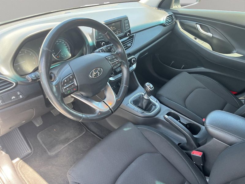 Hyundai i30 (2018) TRIKOLOR COMFORT 1.0 T-GDi 88k - fotka 9 z 22