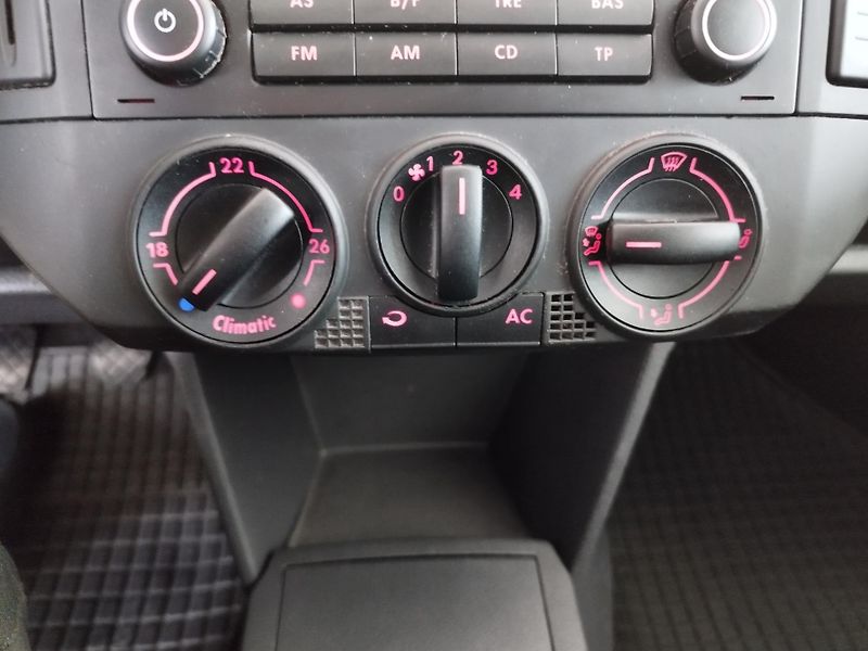 Volkswagen Polo (2007) 1,4i 59KW KLIMA CD EL.VÝ. SER. - fotka 25 z 38