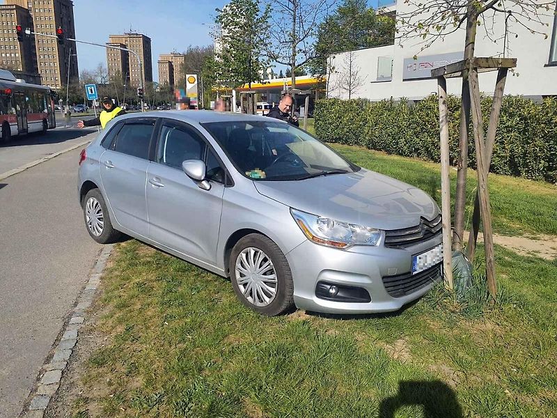 Auto stálo ve Vítězné ulici v Rozdělově v protisměru na trávě, šikmo zcela mimo komunikaci, opřené o ohrazení mladého stromku.
