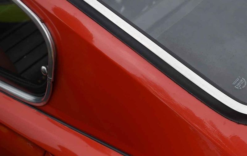 Tři z účastníků srazu před bránou továrny Škoda Auto v Kvasinách