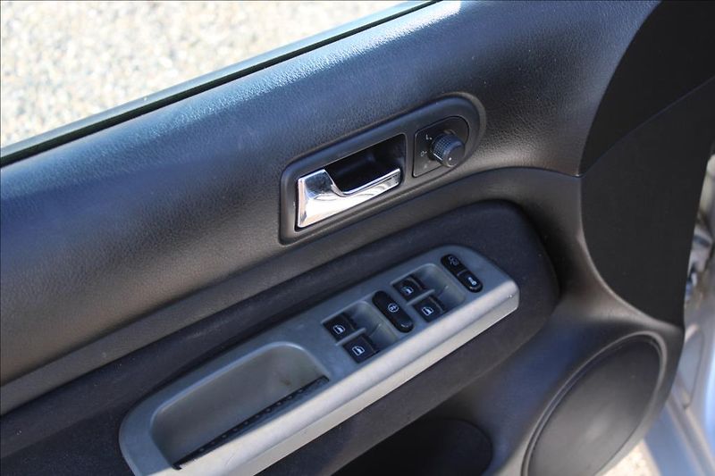 Volkswagen Bora 1,6 i  KLIMA, STK 7/2027 - fotka 12 z 19