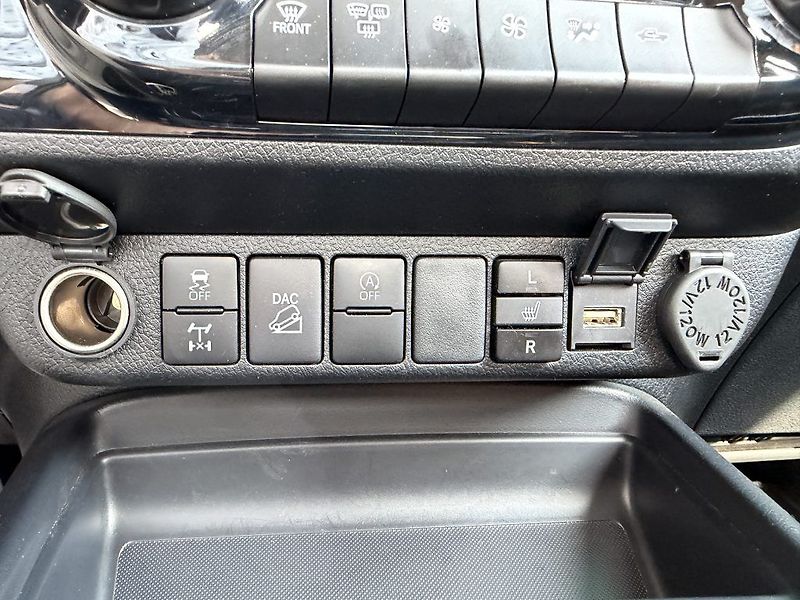 Toyota Hilux 2.8D, Executive, DPH, 8tis km - fotka 23 z 26