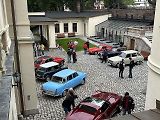 Výstava historických vozidel na technickém nádvoří Paláce Liebieg.